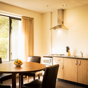 Deluxe_Suite_Dining_Kitchen_1